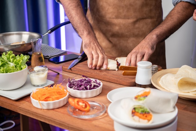 šéfkuchár pripravuje jedlo